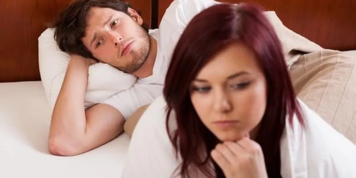 jeune couple déprimé ayant des problèmes au lit