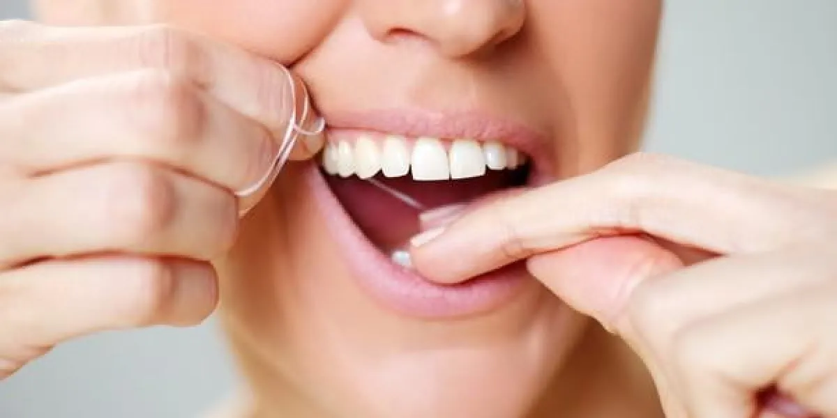 femme, nettoyage, dent, soie dentaire