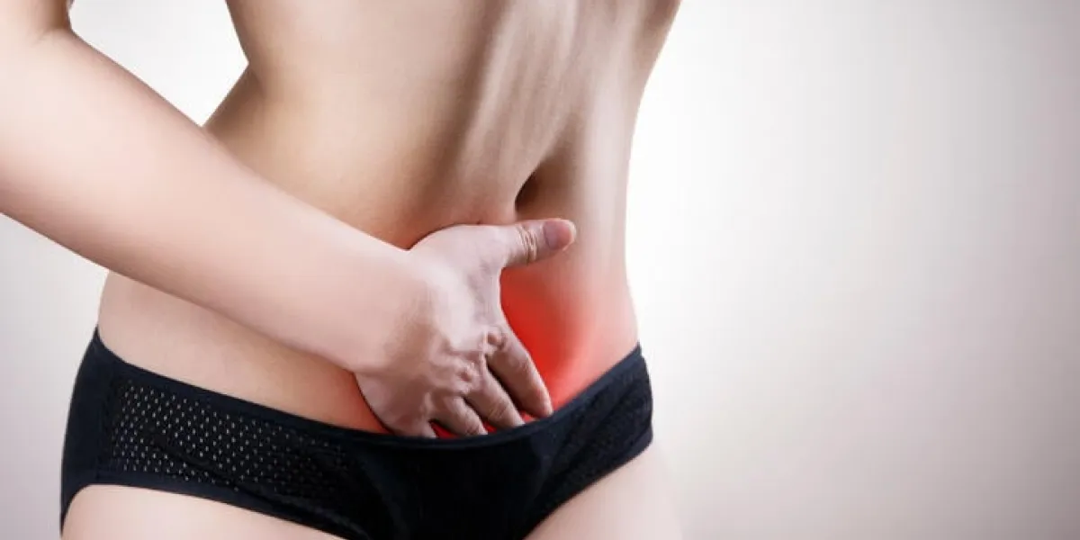 femme avec douleur abdominale douleur dans le corps humain sur un fond gris avec point rouge