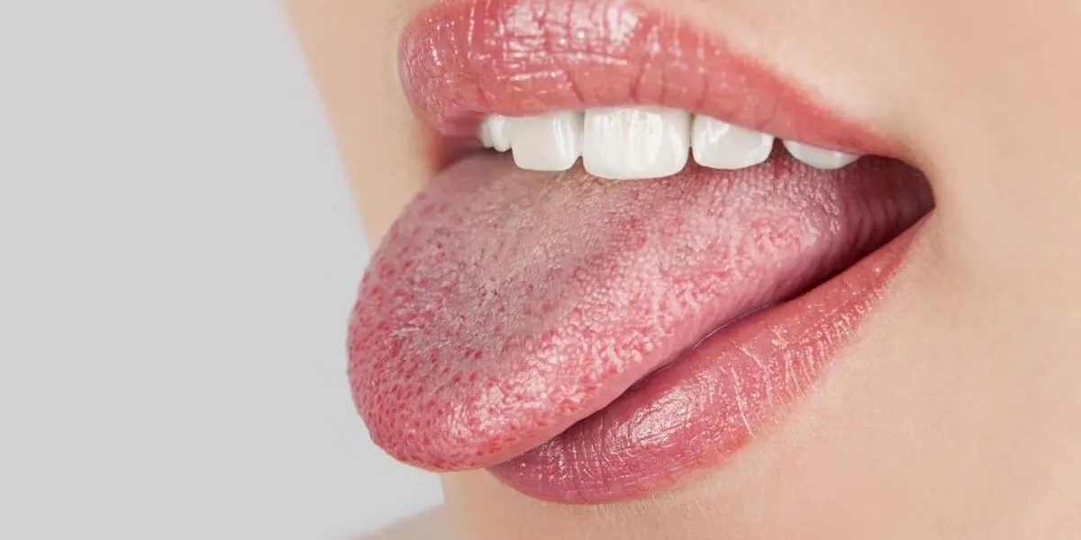 jeune fille gaie, montrant la langue