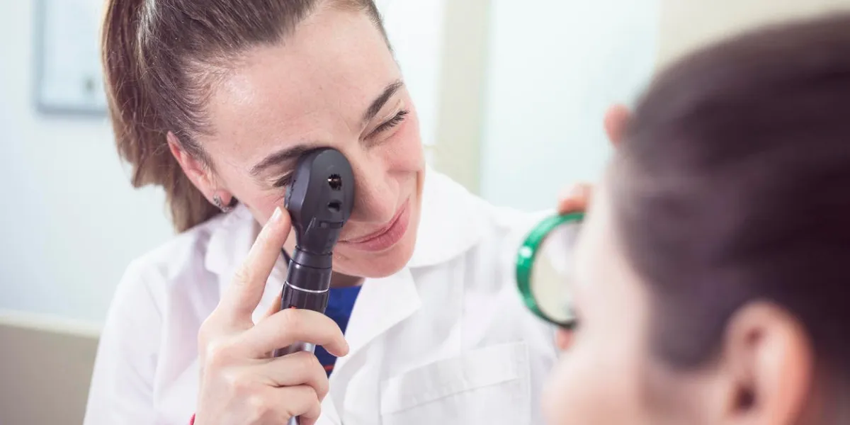 chez l'ophtalmologue ophtalmologiste ophtalmologiste optométriste examen médical des yeux