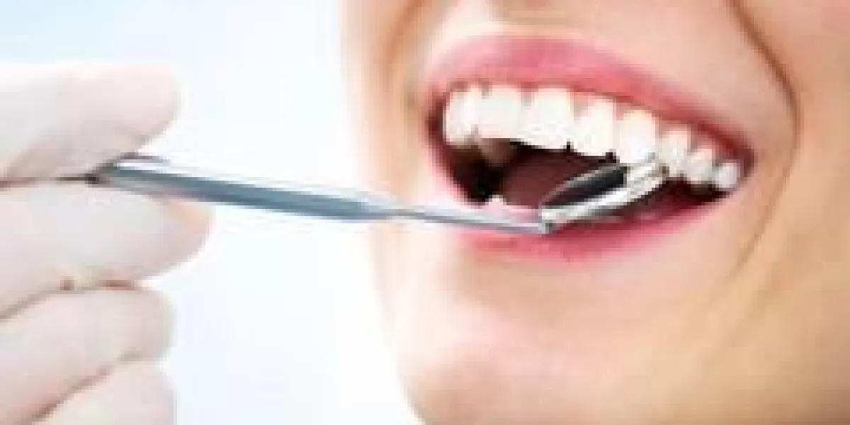 gros plan, jeune, femme, avoir, elle, dents, examiné