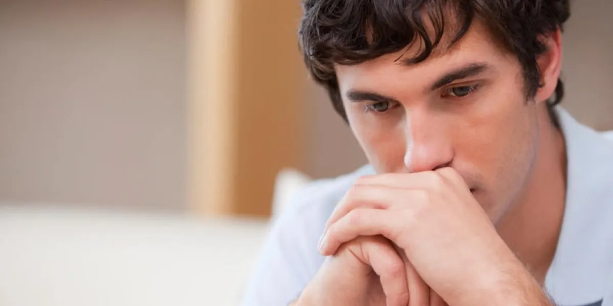 jeune homme réfléchi dans le salon