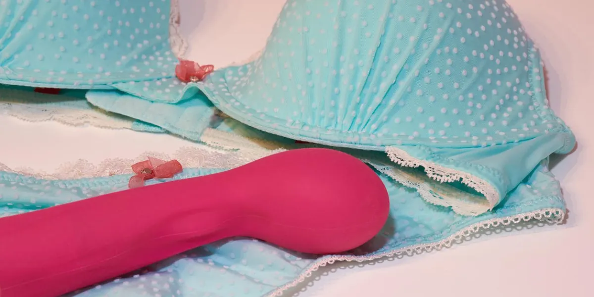 rosa vibrator mit türkisem bh und slip