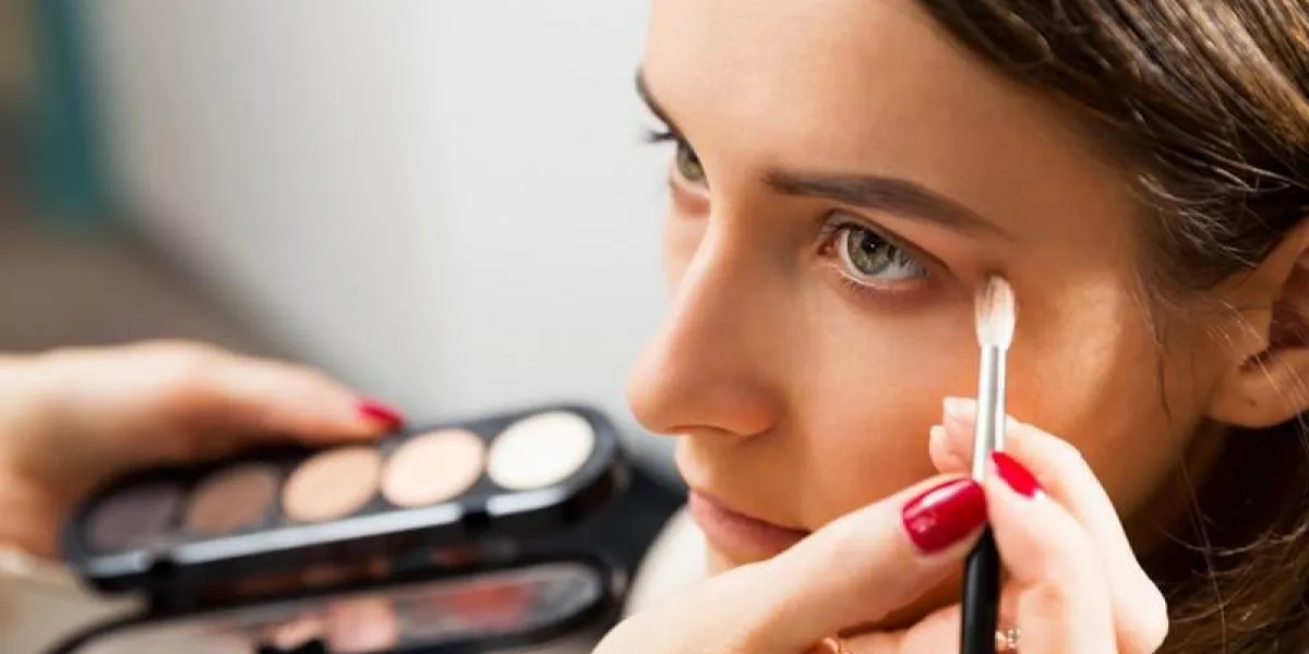 maquilleuse, application, fard à paupières, oeil modèle, tenue, coquille, fard à paupières, gros plan