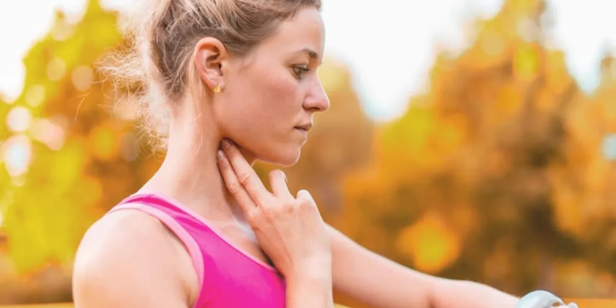portrait d'un athlète utilisant sa montre pour mesurer votre pouls tout en courant dans la nature