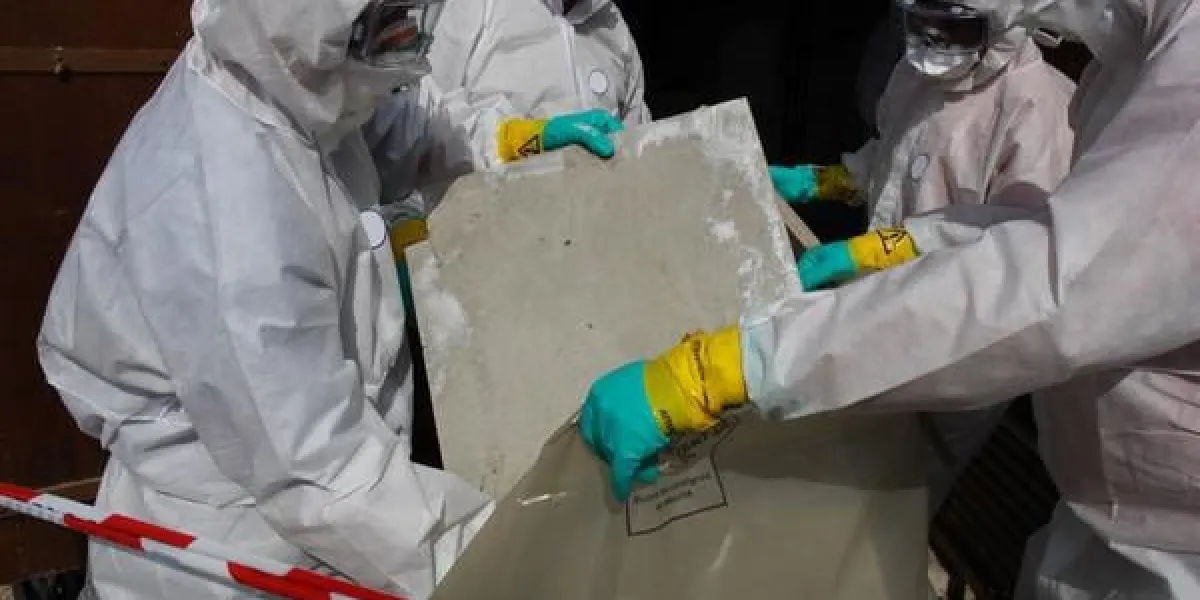 le personnel enlevant de l'amiante dans un poste de transformateur