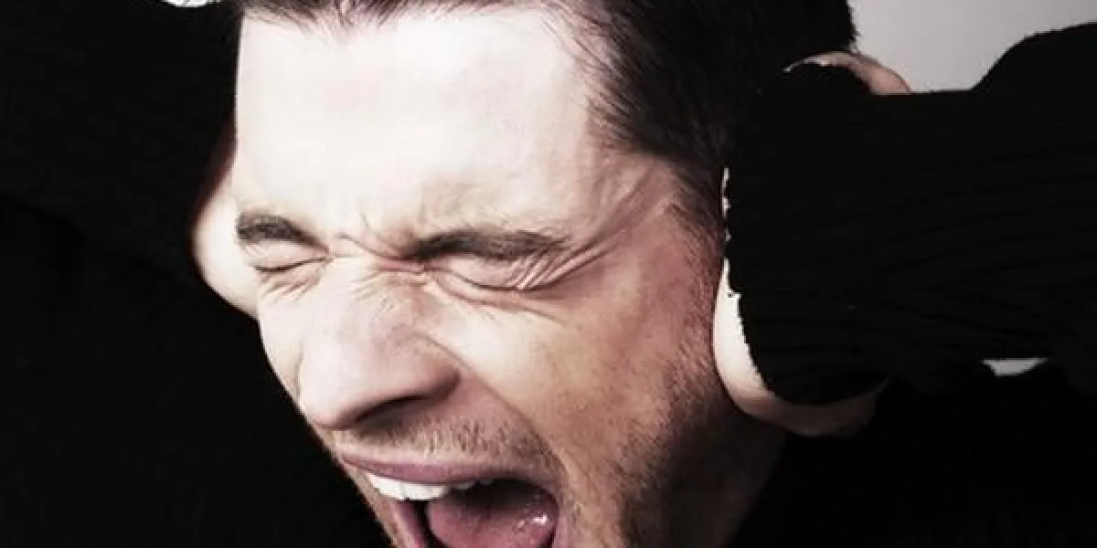 jeune homme noir sombre hurlement dépression