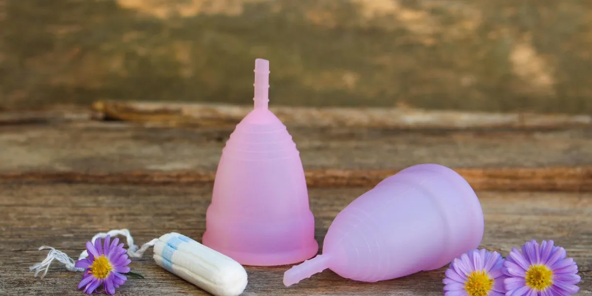 coupe menstruelle et tampons sur le vieux fond en bois