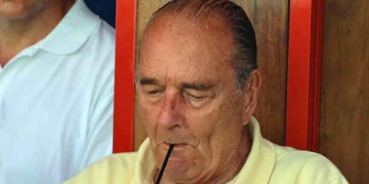 l'ancien président français jacques chirac, son milliardaire ami francois pinault et maryvonne pinault à la terrasse du café senequier sur le port de saint-tropez, sud de la france le 11 août 2011 une photo par abacapresscom