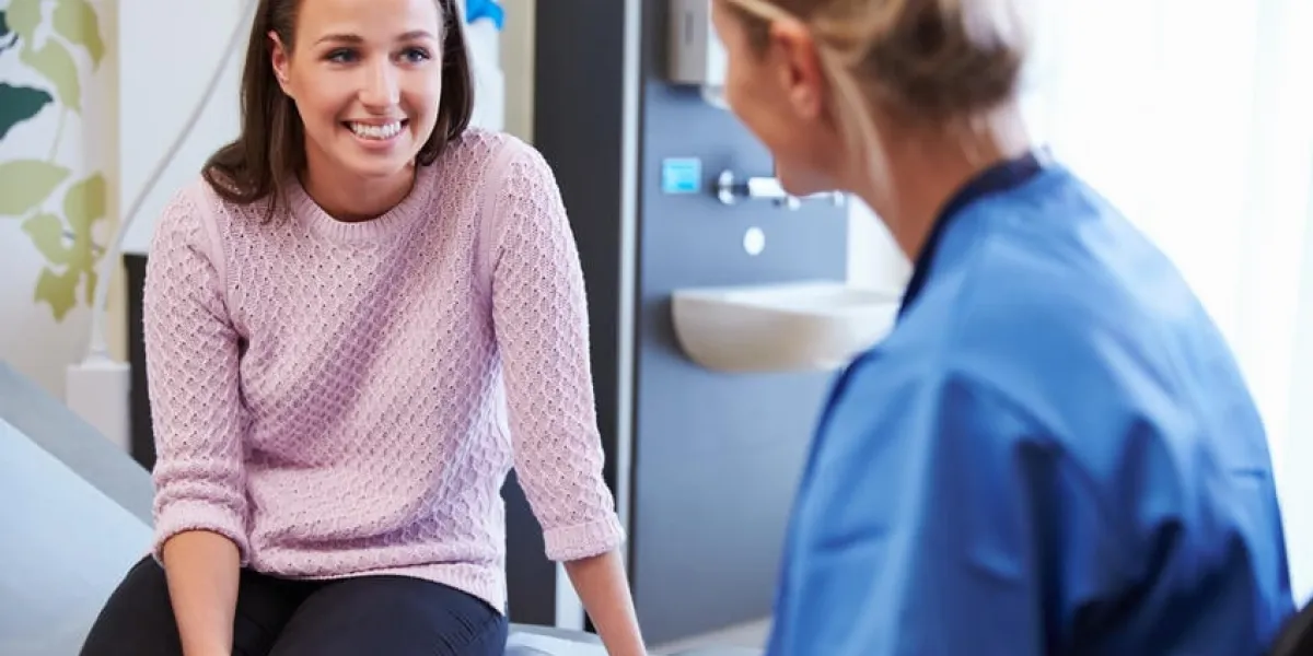 une patiente et une infirmière ont des consultations dans une chambre d'hôpital