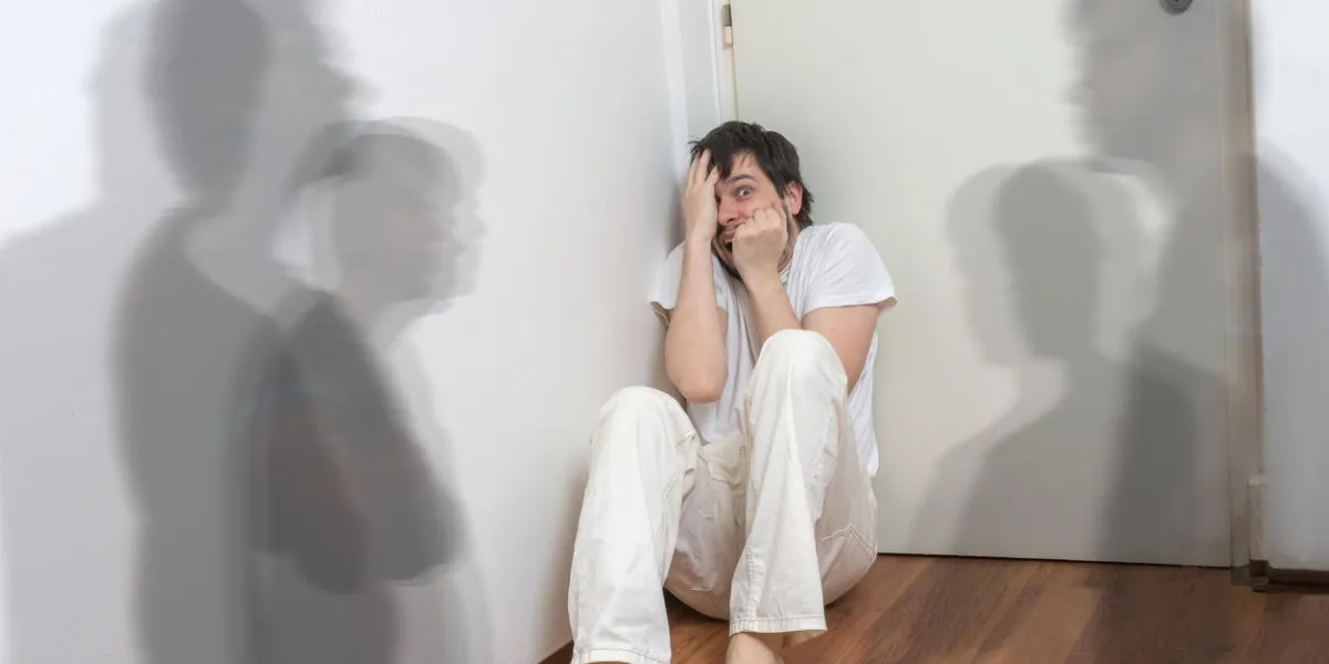 homme effrayé et effrayé a des hallucinations et voit des fantômes