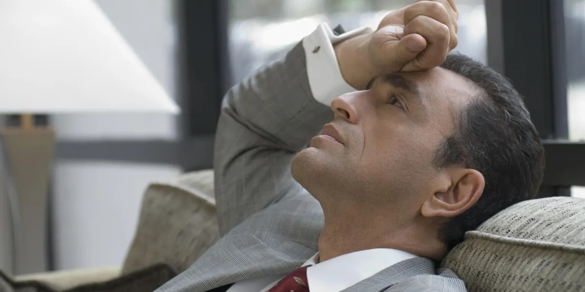 homme d'affaires hispanique sur le canapé