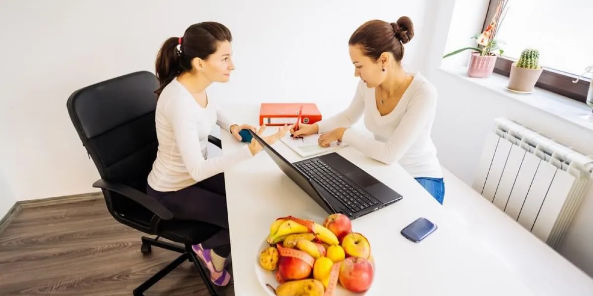 femme visitant un médecin nutritionniste pour des conseils et un traitement
