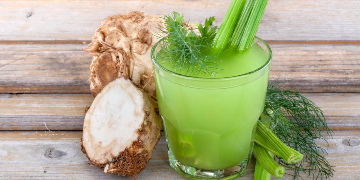 jus de céleri domestique sain sur une table en bois