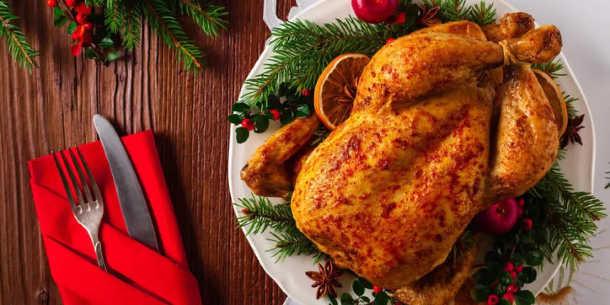 poulet entier rôti avec décoration de noël