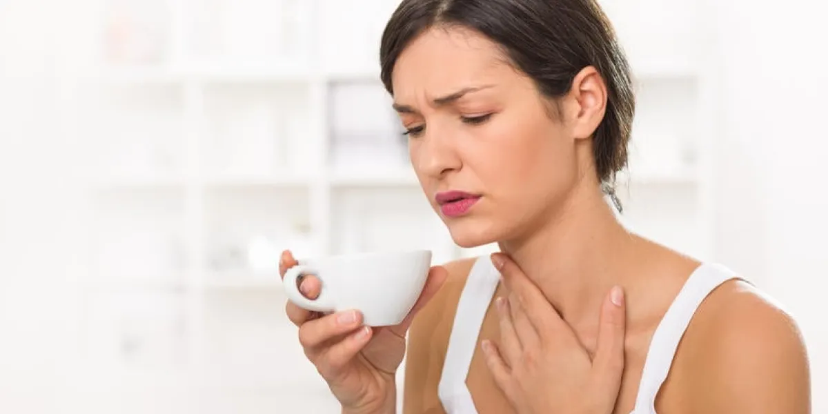 jeune femme avec un mal de gorge boire du thé