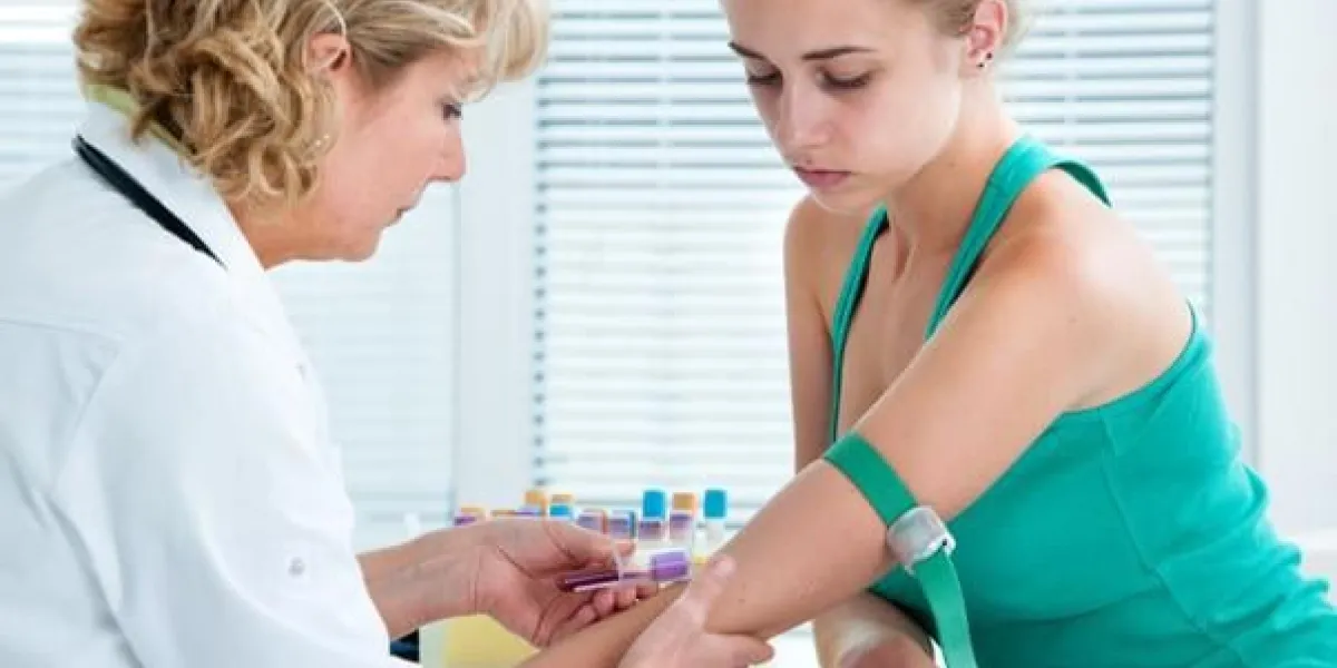 infirmière prenant un échantillon de sang d'un patient au bureau du médecin