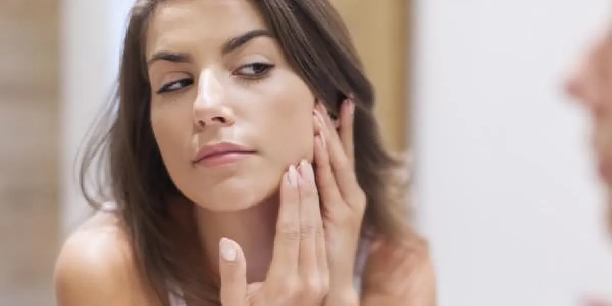 femme prenant soin de sa peau