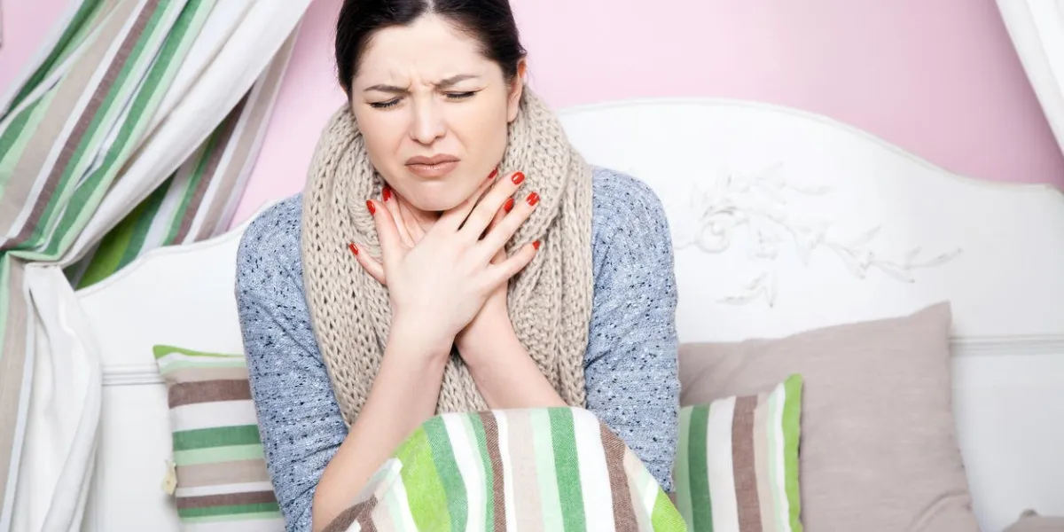 belle jeune femme malade se sentir malade et mauvais allongé sur le lit souffrant de maux de tête et de la température en essayant de se reposer et de dormir sur le lit