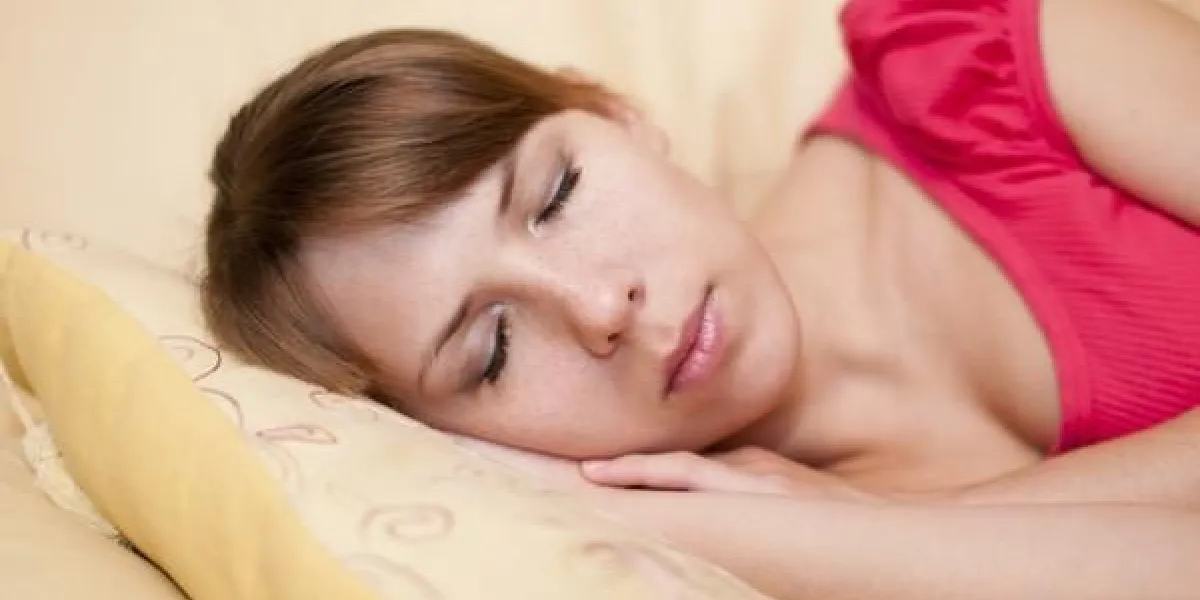 jeune femme allongée sur un oreiller jaune