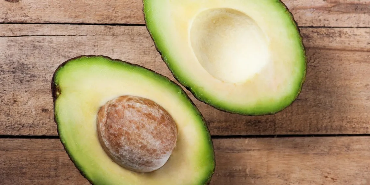 avocat mûr sur une planche de bois dans le studio