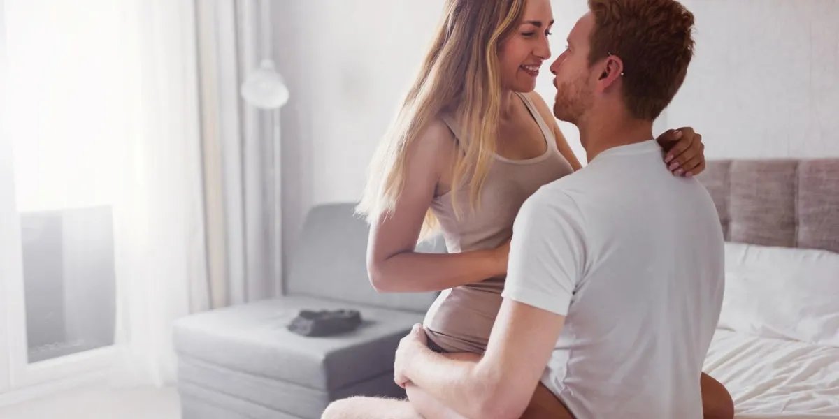 couple romantique au lit étant intime