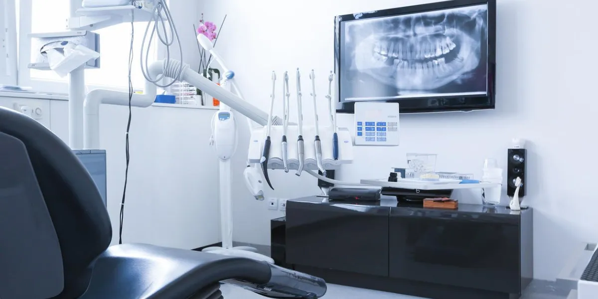 chaise de dentistes et des outils avec image radiographique à la télévision en arrière-plan soins dentaires, hygiène dentaire, contrôle et concept de thérapie