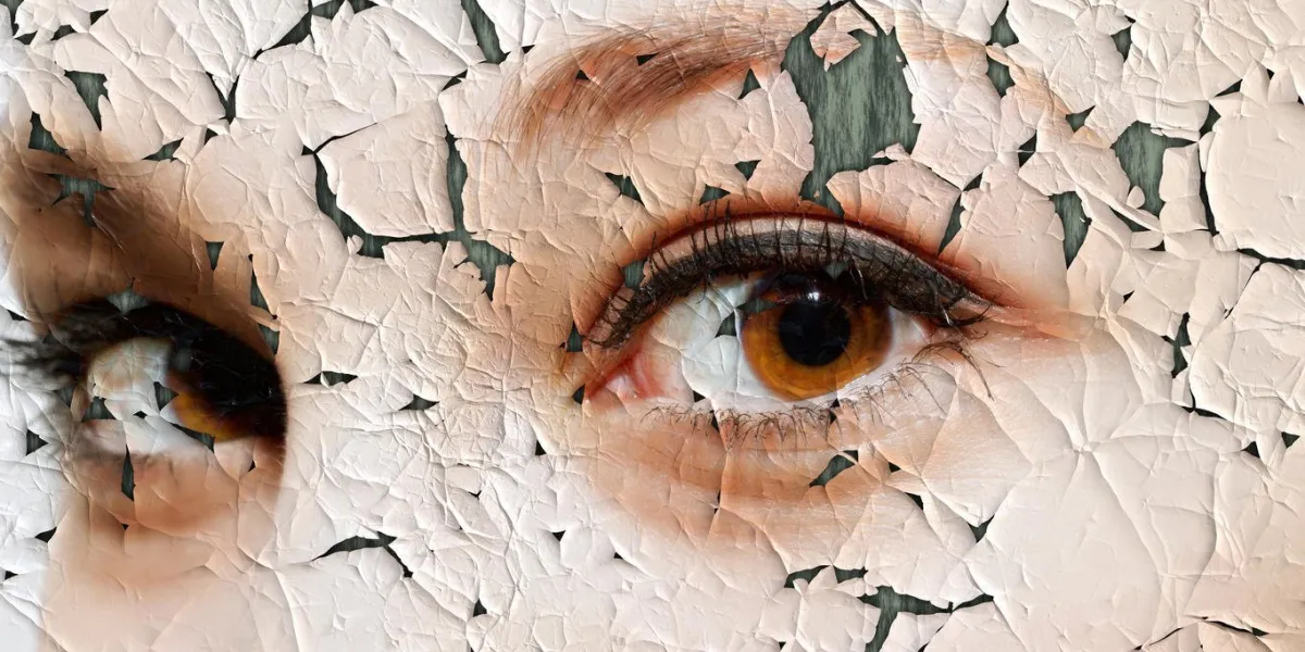 concept de beauté et de santé - visage recouvert de surface fissurée - symbole de peau sèche et de stress