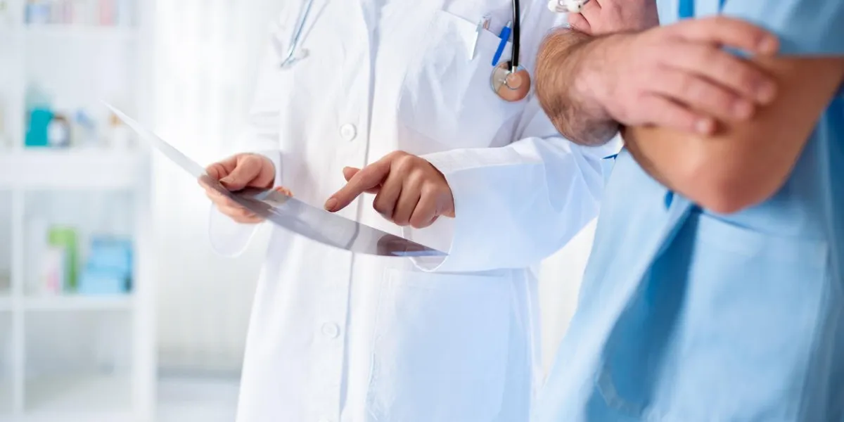 collègues médecins discute des résultats de la carte du patient