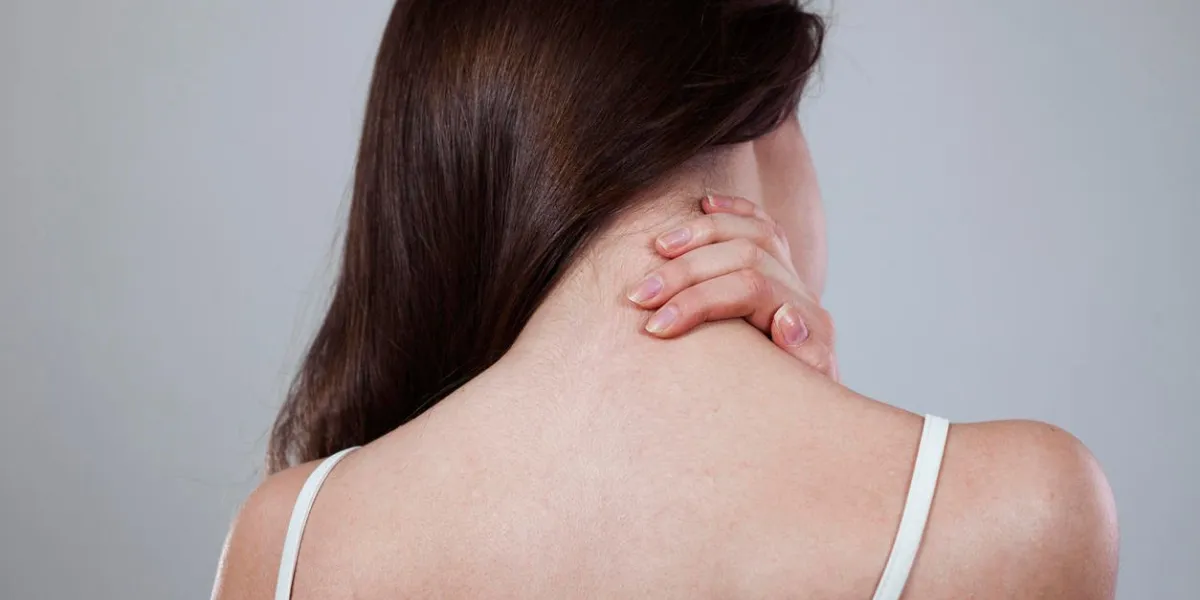 femme en blanc touche le cou inquiétant intérieur