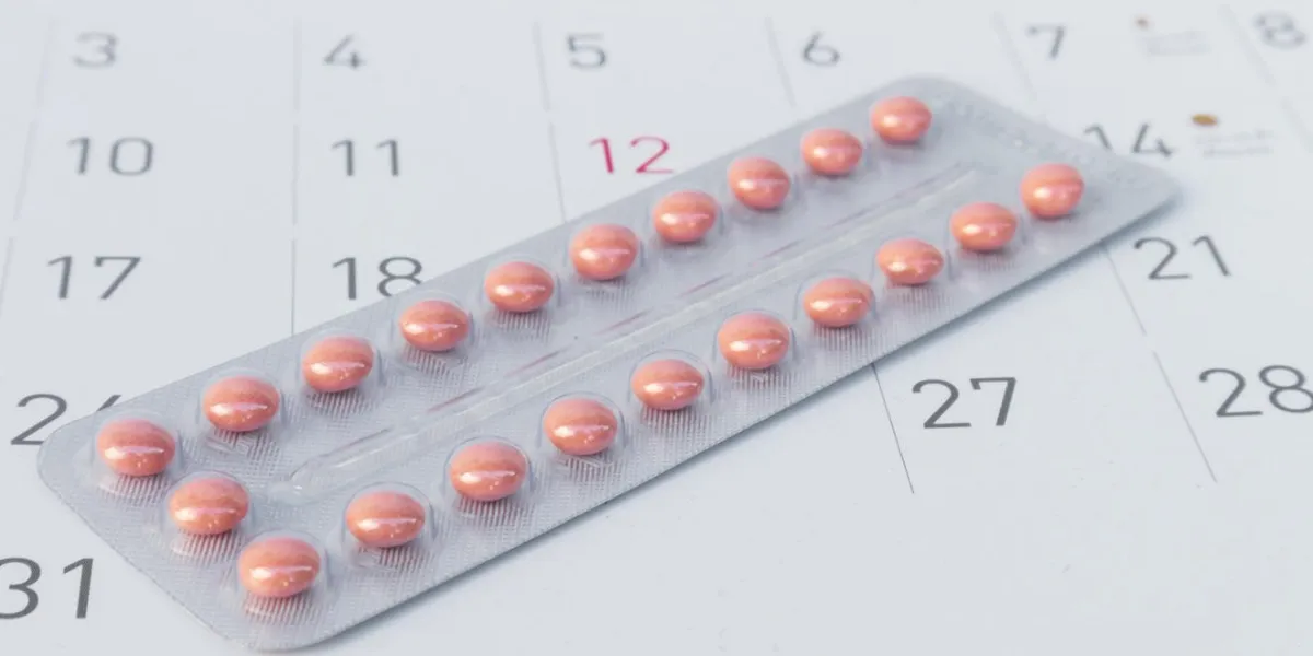 bouchent pilule contraceptive avec date de fond de calendrier, concept de soins de santé et de la médecine