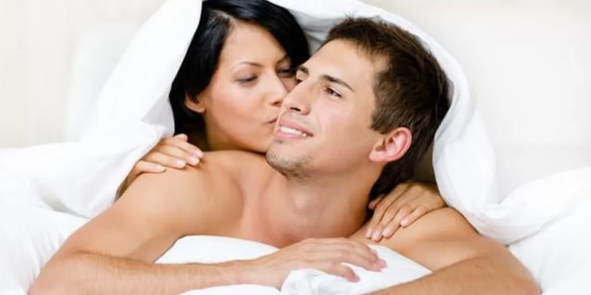 gros plan, de, couple, jouer, dans, chambre couverte, couverture, femme, mensonge, sur, les, dos, de, les, homme, lui, embrasse