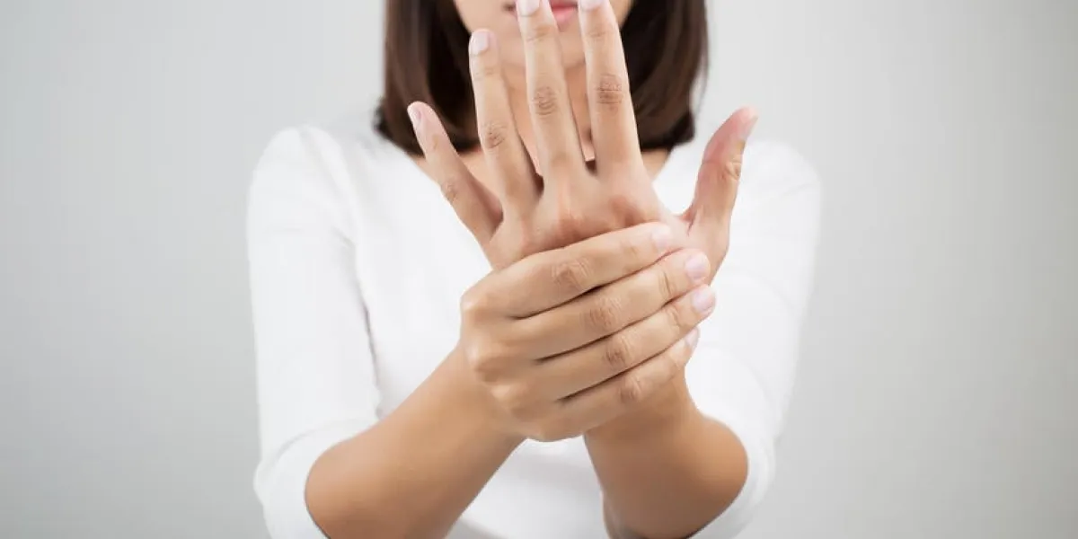 douleur aiguë dans un poignet de femme