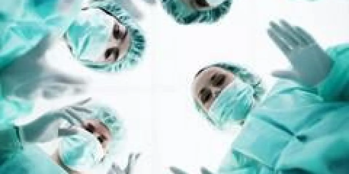 chirurgiens debout au-dessus du patient avant la chirurgie