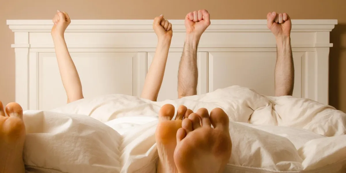 image d'un couple célébrant au lit