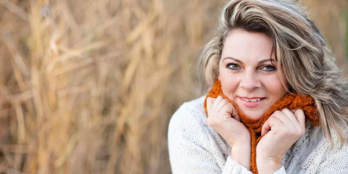 portrait de femme mûri heureux en plein air