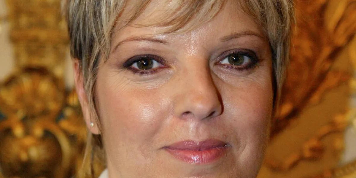 portrait de l'animatrice de télévision laurence boccolini, pris le 16 septembre 2003 au sénat à paris, lors de la cérémonie de remise de la croix de la légion d'honneur à son confrère jean-pierre foucault   afp photo   francois guillot