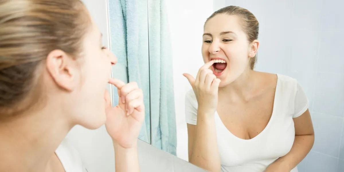 portrait, jeune, femme, cueillette, nourriture, coincé, dents, doigt