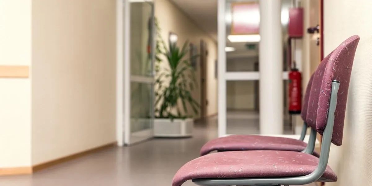 warteraum leer für arztpraxis oder amt, stühle zum warten