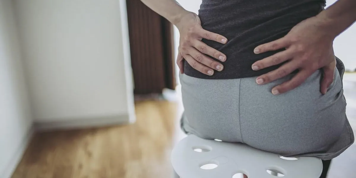 痛みを抱える女性のボディーパーツ