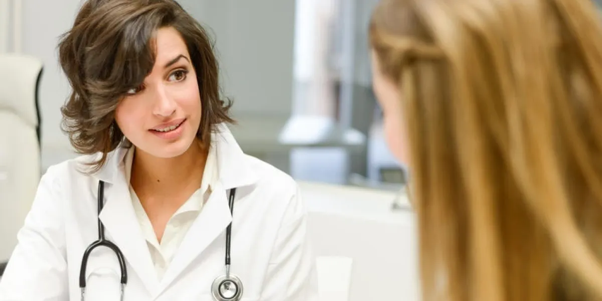 femme médecin expliquant le diagnostic à sa patiente
