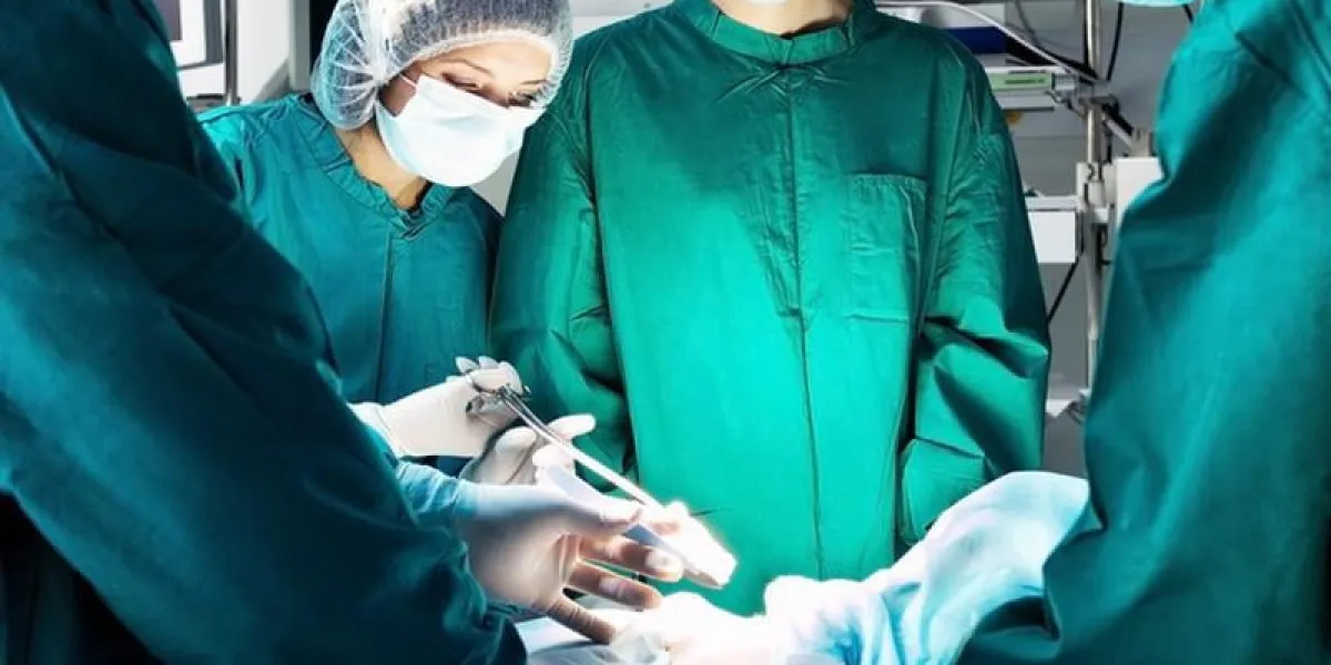 équipe de chirurgie opérant dans une salle chirurgicale