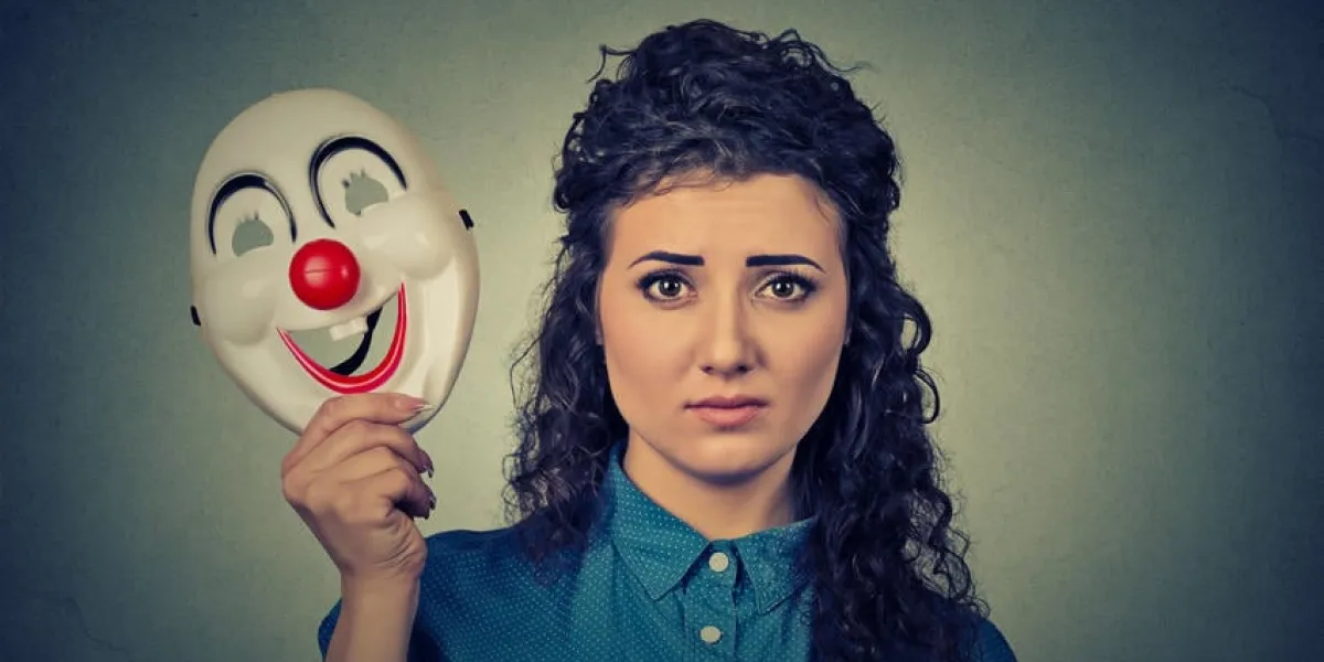 portrait, jeune, contrarié, inquiet, femme, à, triste, expression, tenue, a, clown, masque, exprimer, bonheur gaieté, isolé, sur, gris, mur, fond