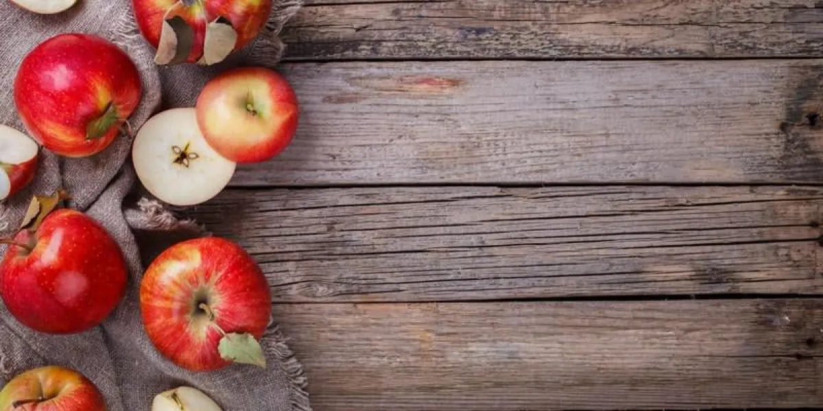 pommes rouges fraîches sur fond en bois