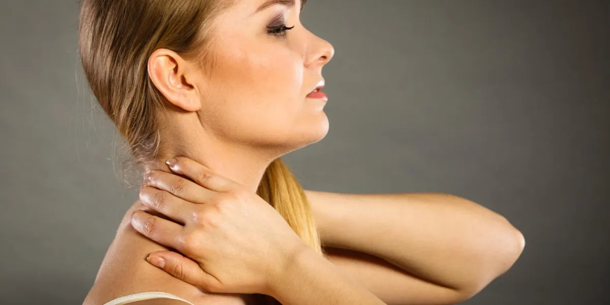 se sentir épuisé, dos et la maladie de la colonne vertébrale femme ayant mauvaise douleur femme plaçant les mains sur son cou souffrant de douleur