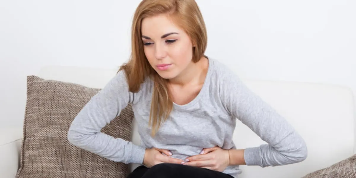 portrait de jeune femme avec douleur dans le ventre