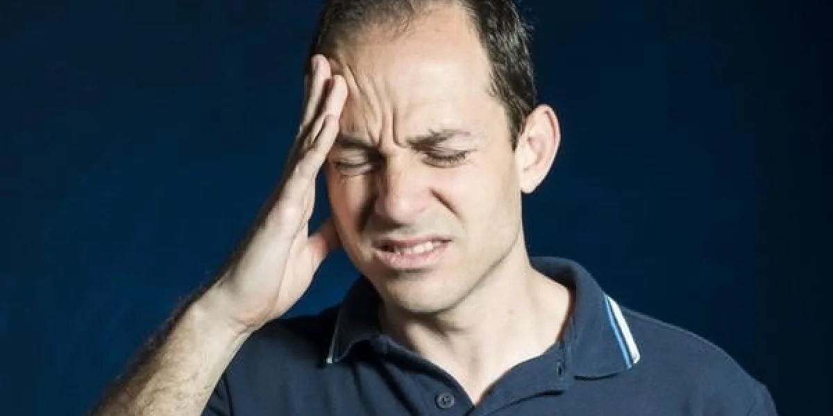 homme avec mal de tête