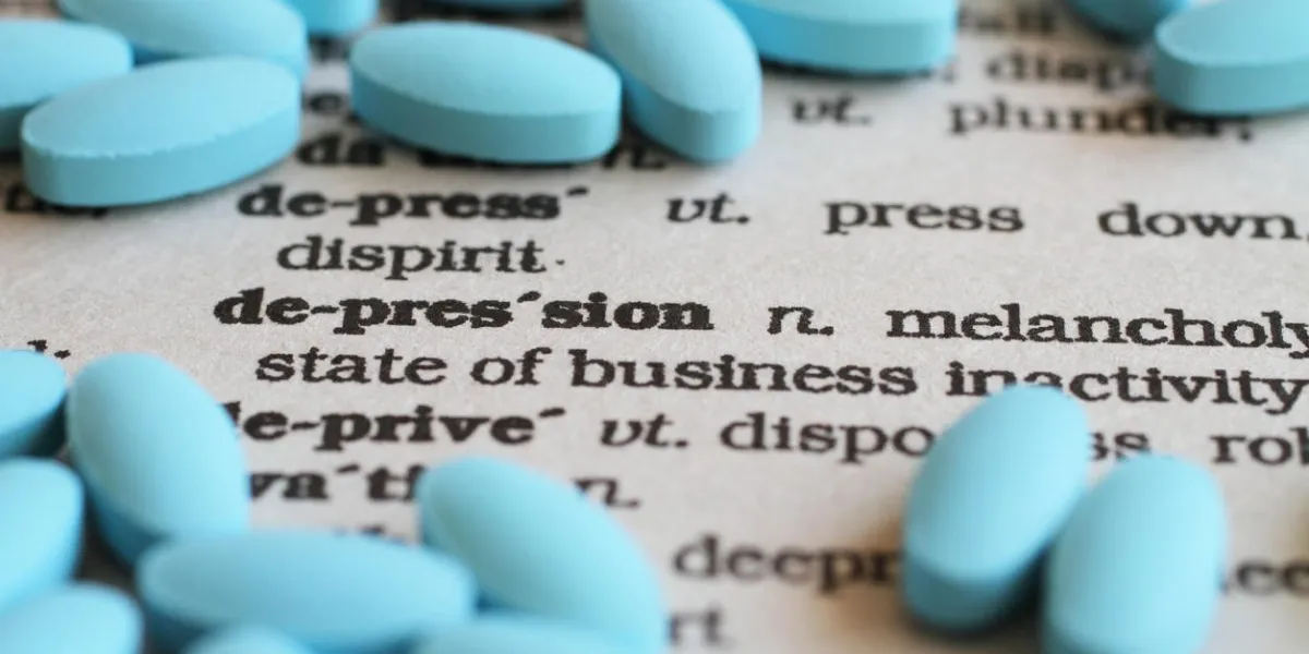 une image de près du mot dépression entourée de pilules