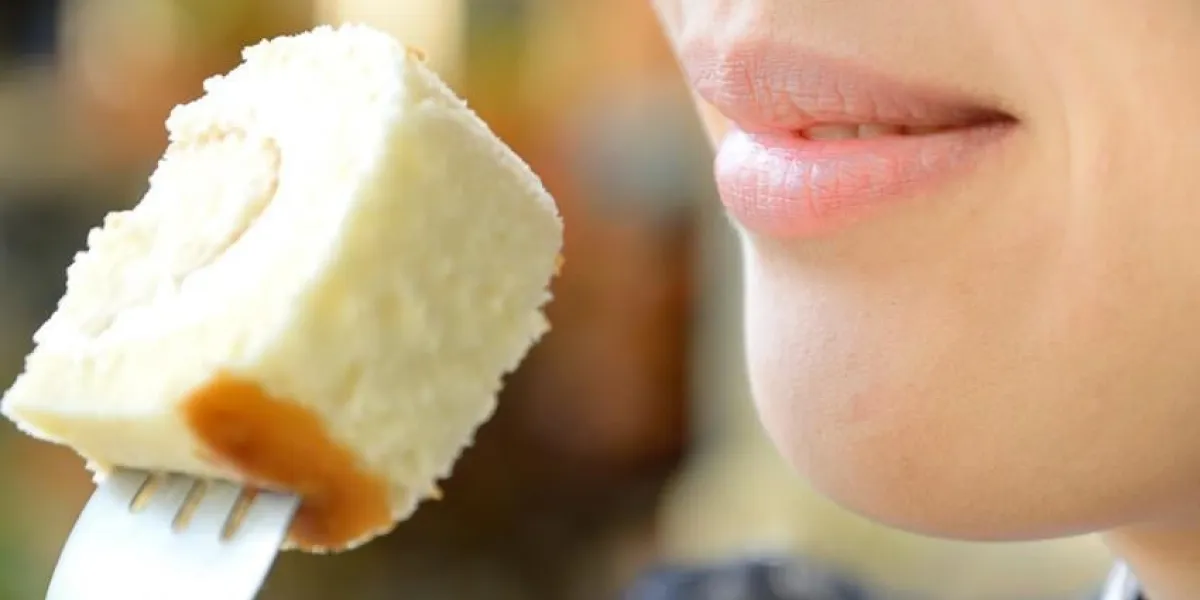 jeune femme blanche, manger du pain